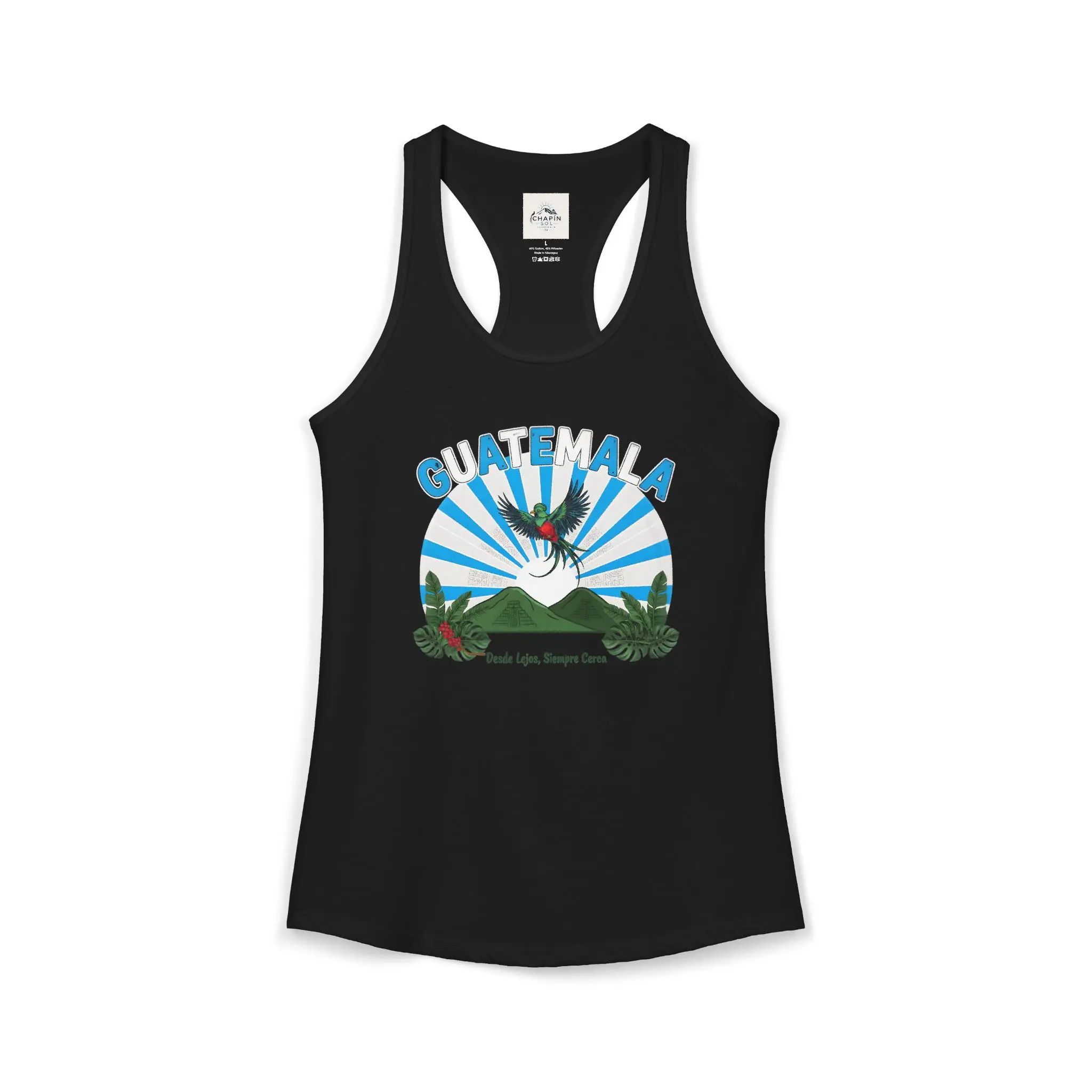 Celebra tus raíces con esta vibrante camiseta de Guatemala con el quetzal y volcanes. Con la frase "Desde Lejos, Siempre Cerca", es perfecta para chapines en EE. UU. que llevan a Guatemala en el corazón todos los días.