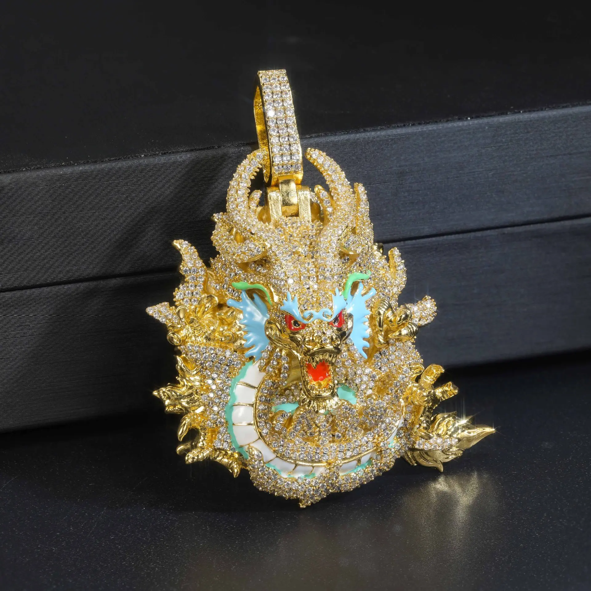 Hip-hop dragon-shaped pendant fully set with zircon  exuding a powerful aura This is a zodiac dragon rap-style streetwear pendant accessory.