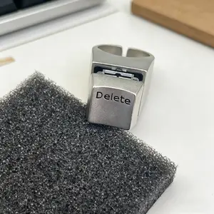 Delete Key Ring for Men and Women Reflecting Modern Mental State with Mechanical Keyboard-like Open Design Stylish and Functional Accessory