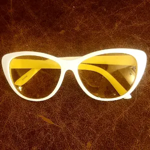 WHITE CAT EYE SUNGLASSES WITH YELLOW FRAMES