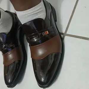 Men's business formal leather shoes, British style, comfortable soft sole, classic pointed toe shoes for office use.