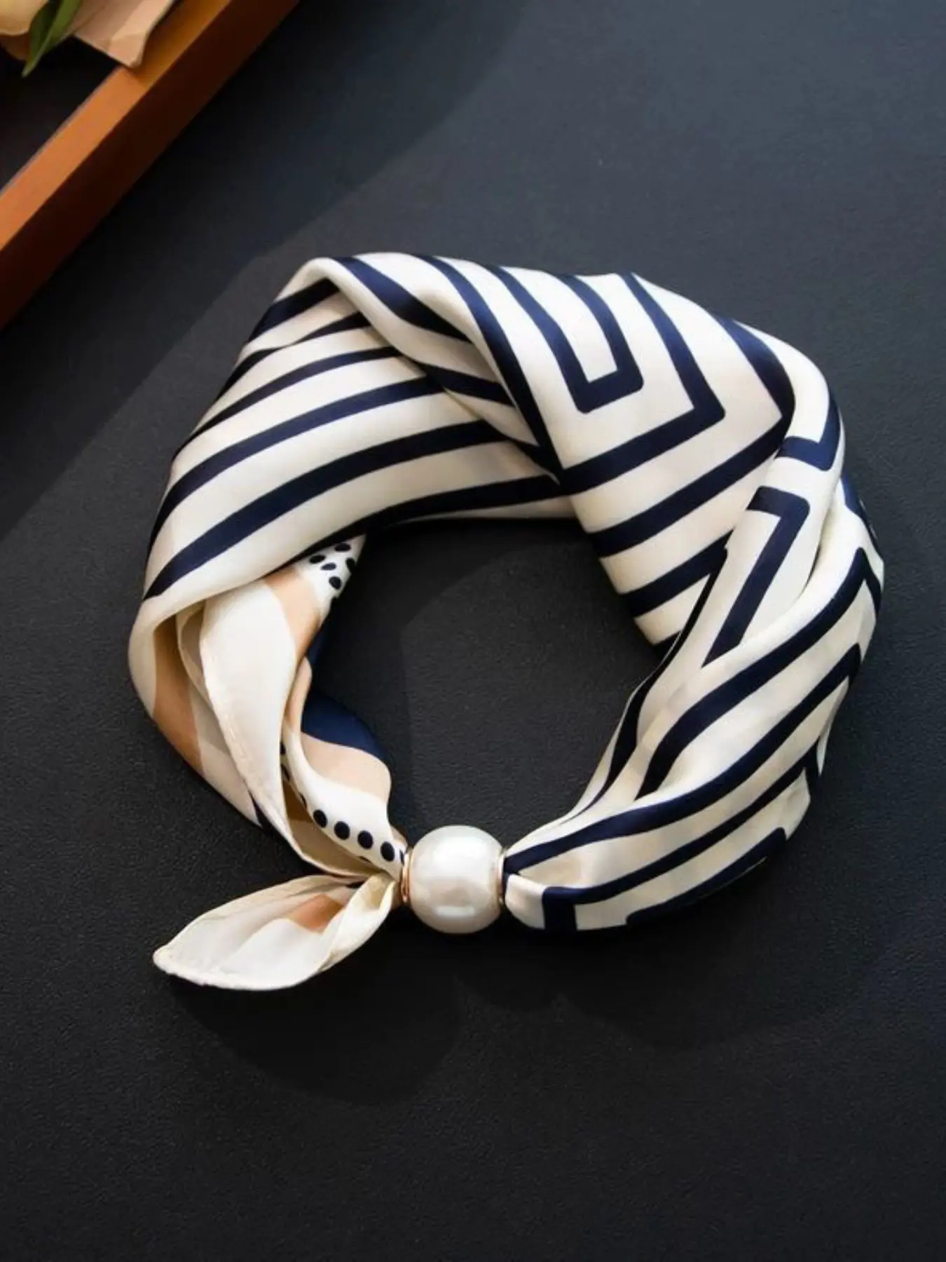 Pearl Magnetic Clasp Necklace Scarf, Blue Striped Pendant Choker Scarf, Boho Style Scarf, Tignon Scarf, Elegant and Soft Accessory for All Seasons, Versatile Fashion Scarf for Casual and Holiday Wear, Fashion Shawl