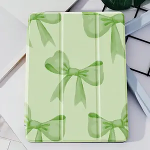 This Tri-fold Pen Slot Tablet Case Features a Green Bow Design and Is Compatible With IPad Mini 6/4, IPad Air 5/4/3, IPad Pro 2024/2022/2020 Series, Galaxy A9/A8/A7, and S10/S9/S8/S7/S6 Series. It Also Features Automatic Wake-up and Sleep Functions.
