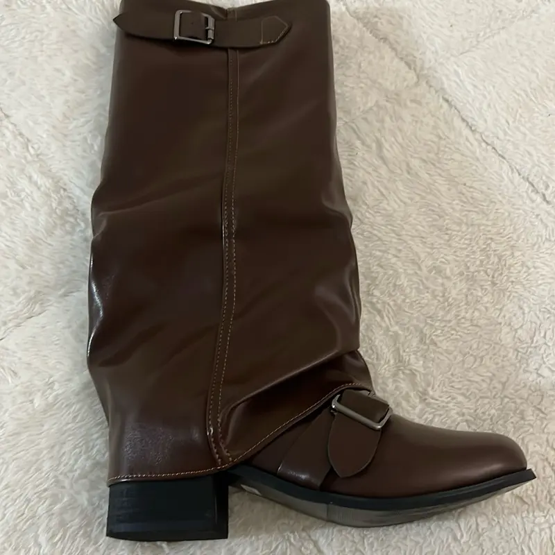 Brown Boots with Buckle Detail and Comfortable Heel for Everyday Wear