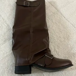 Brown Boots with Buckle Detail and Comfortable Heel for Everyday Wear