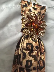 Luxury hand designed tie with brooch