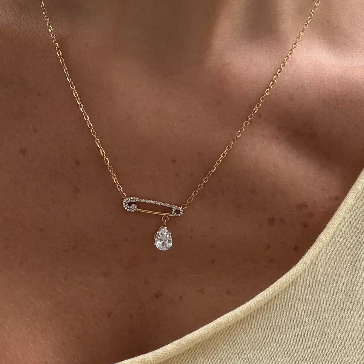 EVRY JEWELS Gold or Silver Plated Women's Shiny Pin Necklace EVRY JEWELS Gold or Silver Plated Women's Shiny Pin Necklace