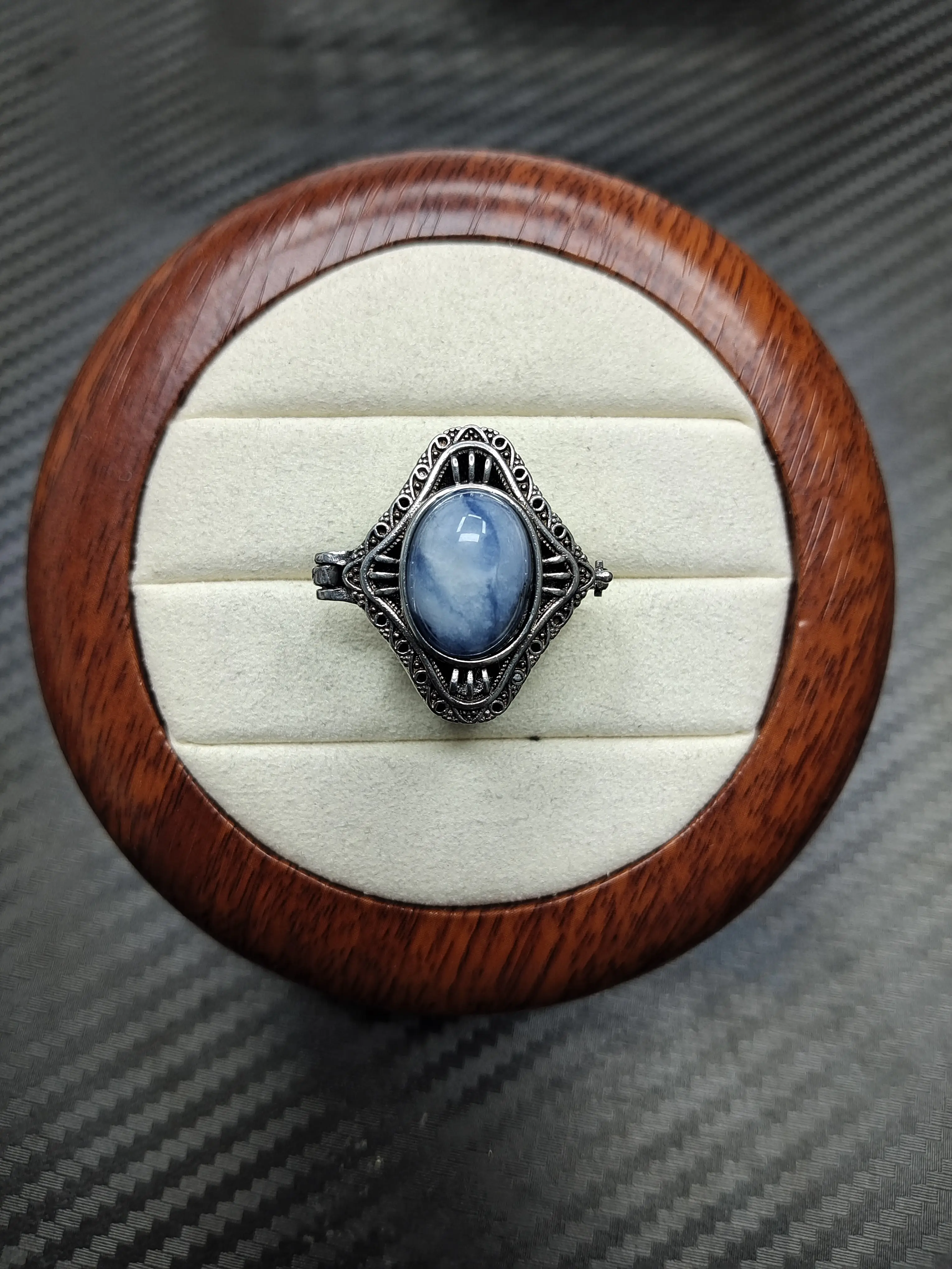 Ina(18270)gc.Natural sodalite ring, set in hollow‑carved antique silver‑plated band.