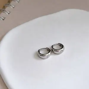1cm Minimalist Silver Hoop Earrings for Everyday Wear - Sleek Design & Comfortable Fit S925