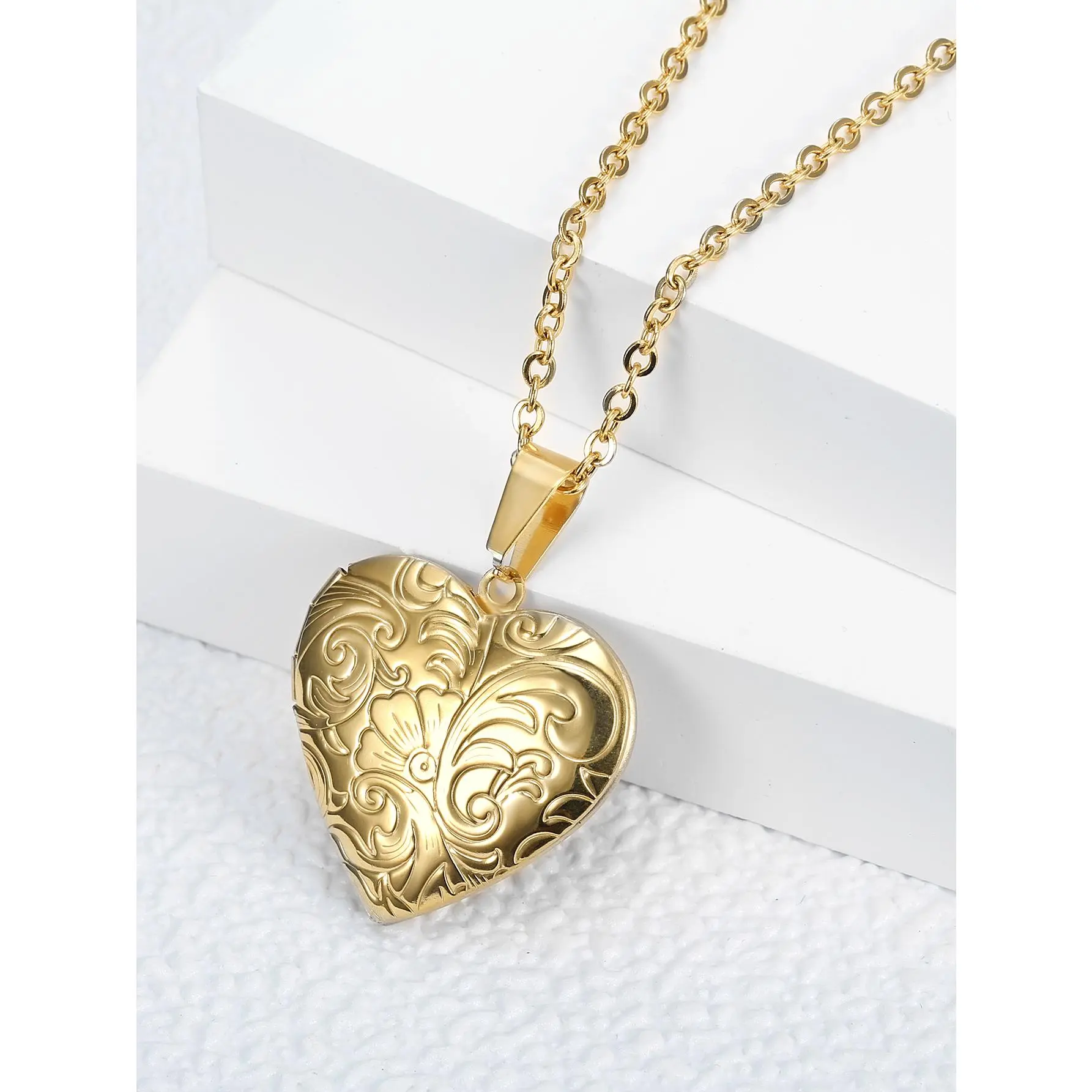 Vintage Carved Heart Locket Pendant Necklace - Unisex Stainless Steel Geometric Heart Locket Necklaces, High-End Photo Holder, Casual Daily Wear Fashion Costume Jewelry, Stylish Accessories, Chain Jewelry Necklaces