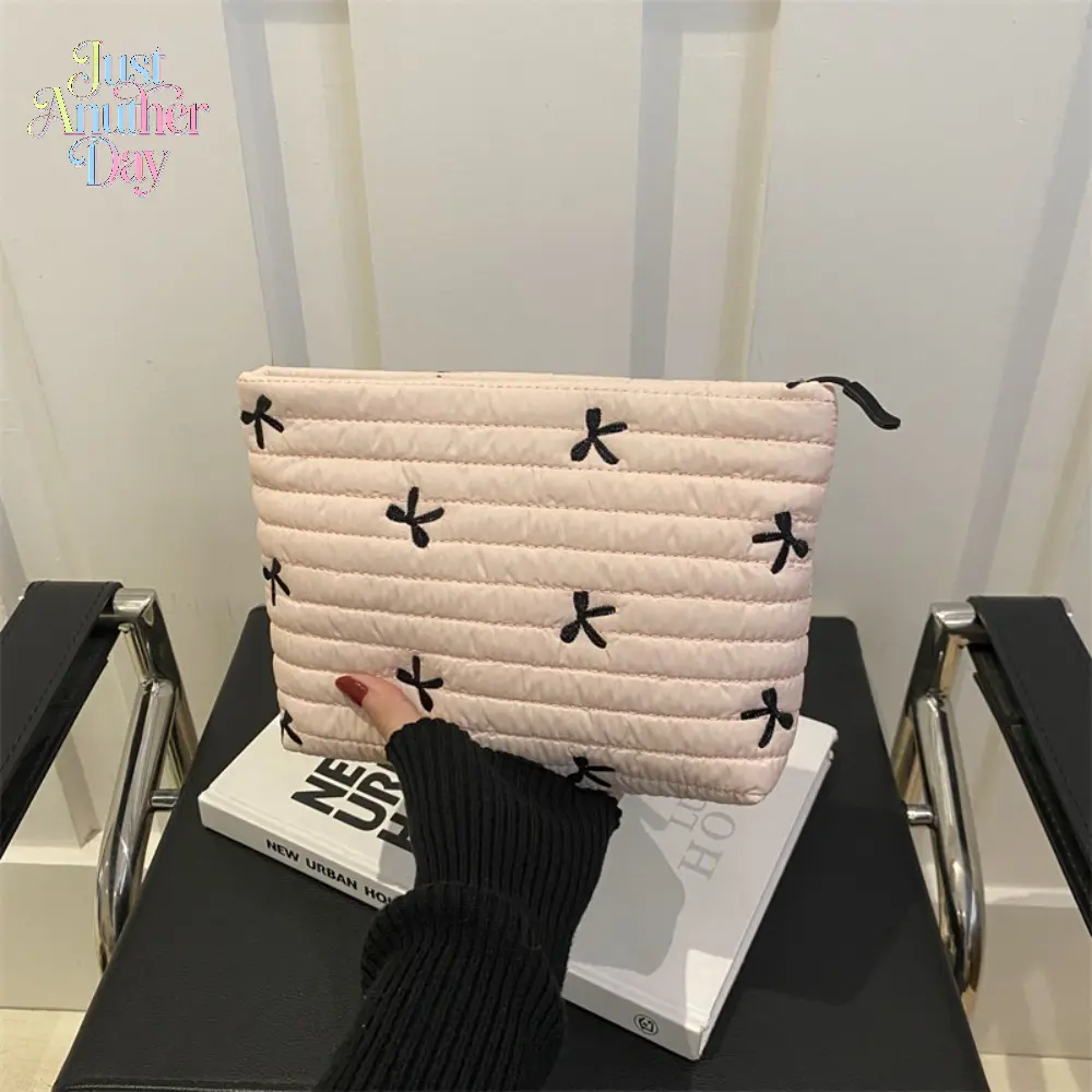 Solid color quilted design clutch bag, large capacity zipper travel storage bag, women's portable travel storage bag, back to school season, suitable for daily commuting and travel, school portable bag, Quilted Purse