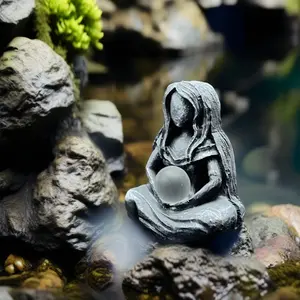 Creative Resin Moon Goddess Statue, Unique Home Decor for Living Room Bedroom Garden, Indoor Outdoor Ideal Decoration Piece