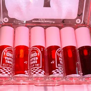 Cherry Lip Tint - Gloss Lipstick in Cherry Flavor with Smooth Application and Versatile Use in Makeup - Lipgloss bundle Cosmetic Flawless Shiny Glossy Fruity Glass Treasure Oil Moisturizing