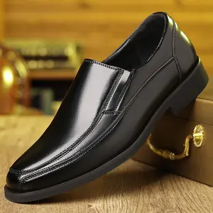 Black casual shoes for middle-aged fathers, slip-on business shoes, simple and versatile men's shoes, affordable black wide-lasting loafers.