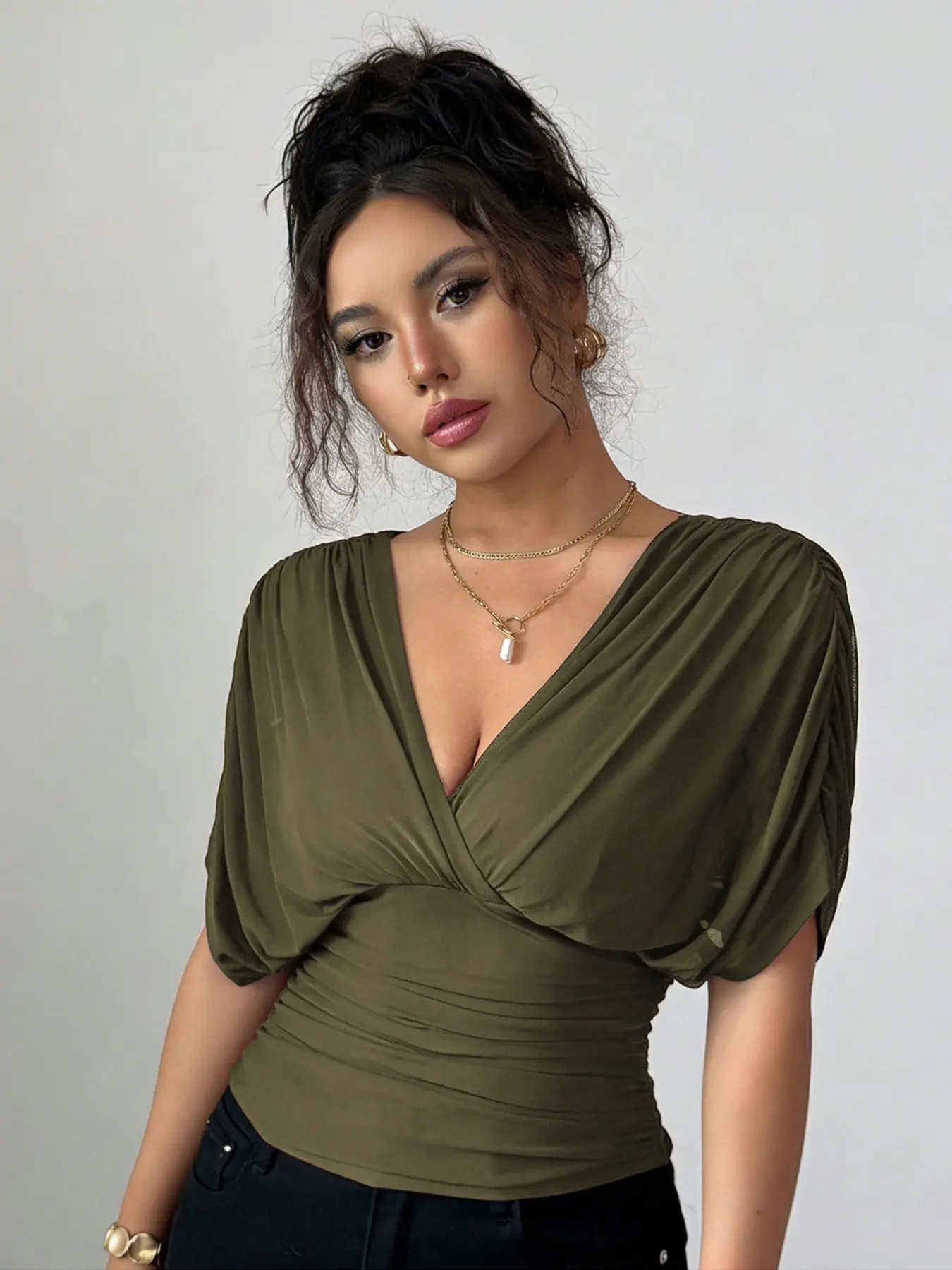 A women's solid color fashionable elegant hot girl style deep V-neck batwing ruffled shoulder waist-cinching blouse top, Casual Basic Top, suitable for summer, daily commuting, casual wear, and vacation.