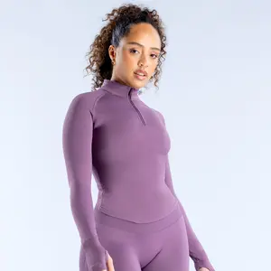The DFYNE bare-feel half-zip set, consisting of a top and shorts, is all in one set, perfect for outings and workouts without having to worry about what to wear.