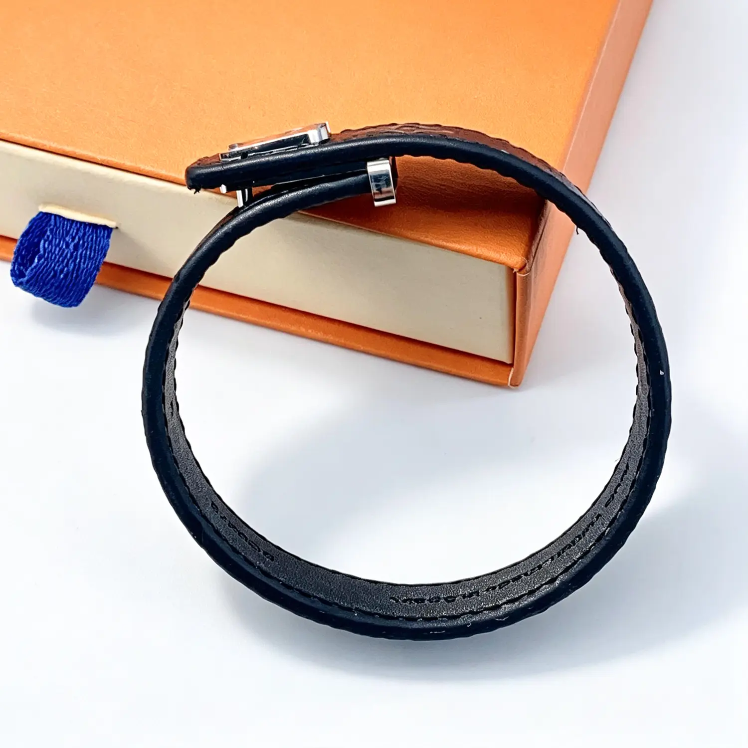 Luxury Unisex Leather Bracelet, 21cm Wristband with Titanium Steel Buckle, Fashion Costume Jewelry Wrist Bracelet, Comes with Gift Box for Men Women