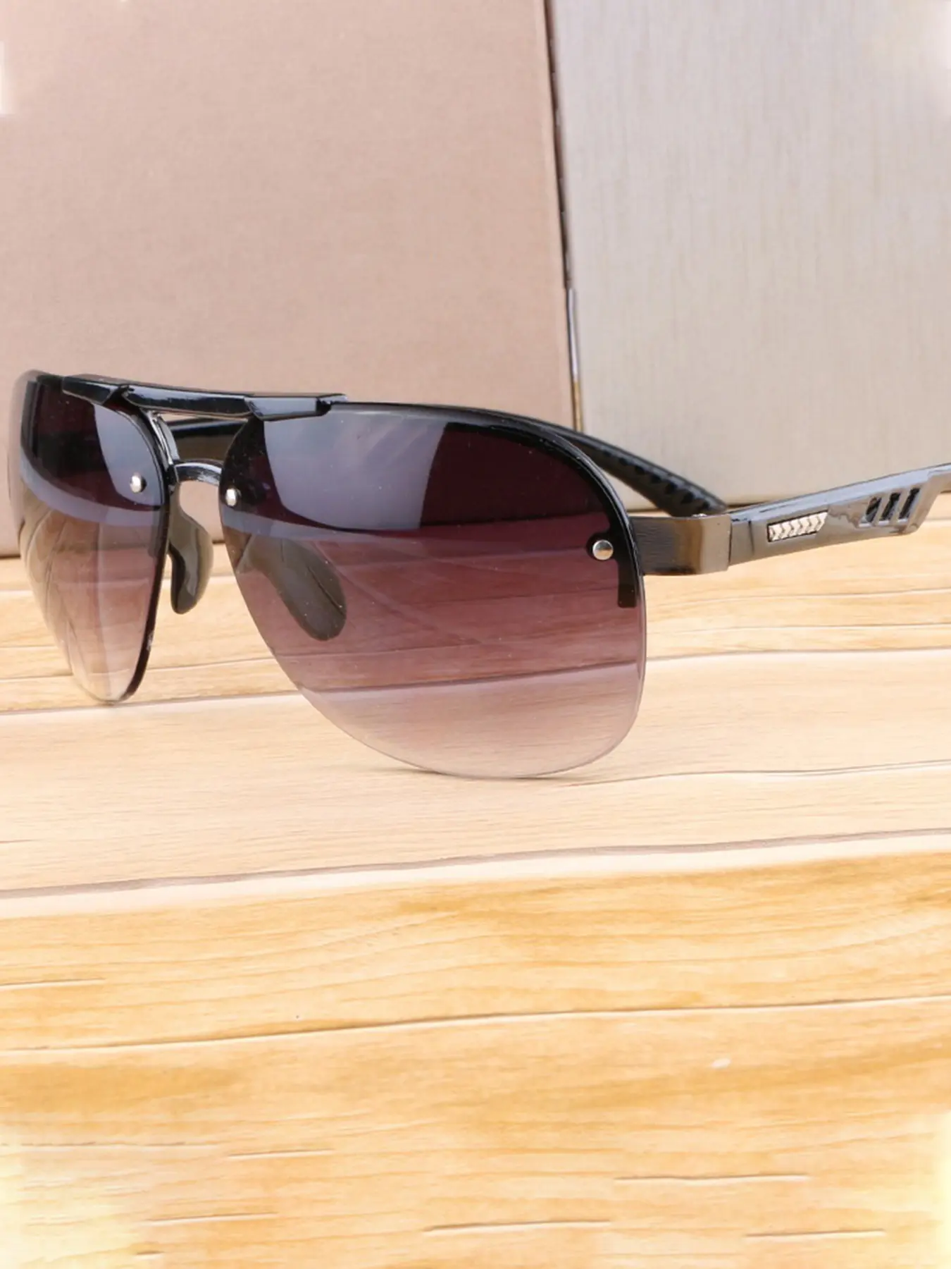 Large frame gradient color sunglasse, Trendy styling sunglasses, metal rivet design, unisex, multiple color options, equipped with anti slip rubber nose pad, fashionable and comfortable, suitable for daily use, perfect for daily wear