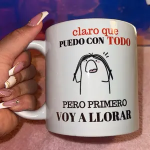 Tazas Primero Vuelo a Llorar Mug - 11 Oz White Mug with "Claro que Puedo Con TODO" and "PERO PRIMER VOY A LLORAR" Text - Cake, Food, Dessert