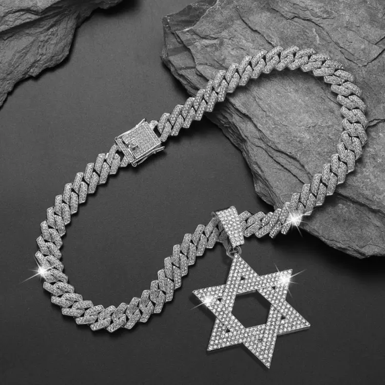 Men’s Iced-Out Six-Pointed Star Pendant Necklace – 50cm, featuring a sparkling, openwork Star of David paired with a diamond-studded Cuban link chain; a bold, hip-hop-inspired, gold-plated statement piece.
