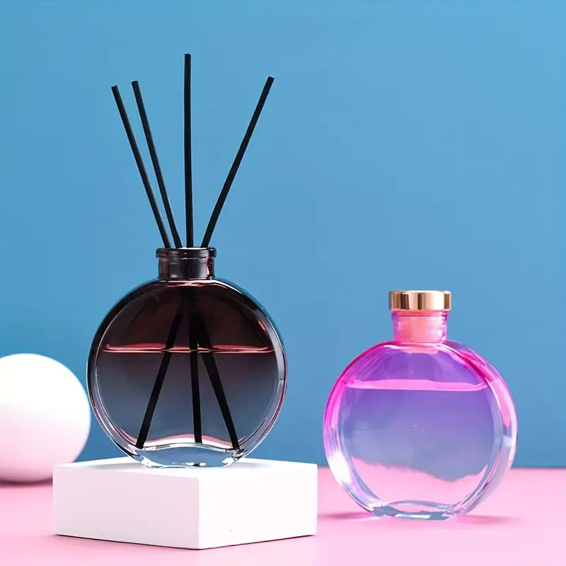 A glass aromatherapy bottle, flameless aromatherapy glass bottle, empty bottle, car aromatherapy essential oil bottle, decorative diffuser bottle.