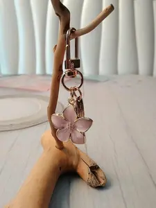 A fashionable and trendy five leaf pear blossom pendant, floral pattern keychain, backpack pendant, for daily carrying, and also a surprising and exquisite small gift.