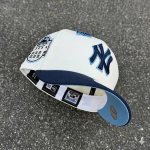 New York Yankees White & Navy Blue Premium Fitted Baseball Cap – Flat Brim Streetwear Hat, Breathable Cotton Snapback Style, Hip Hop Cap for Men & Women
