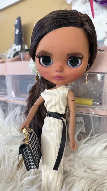Daisydhey Blythe Doll with Long Brown Hair and Elegant White Dress Featuring Stylish Accessories and Detailed Features