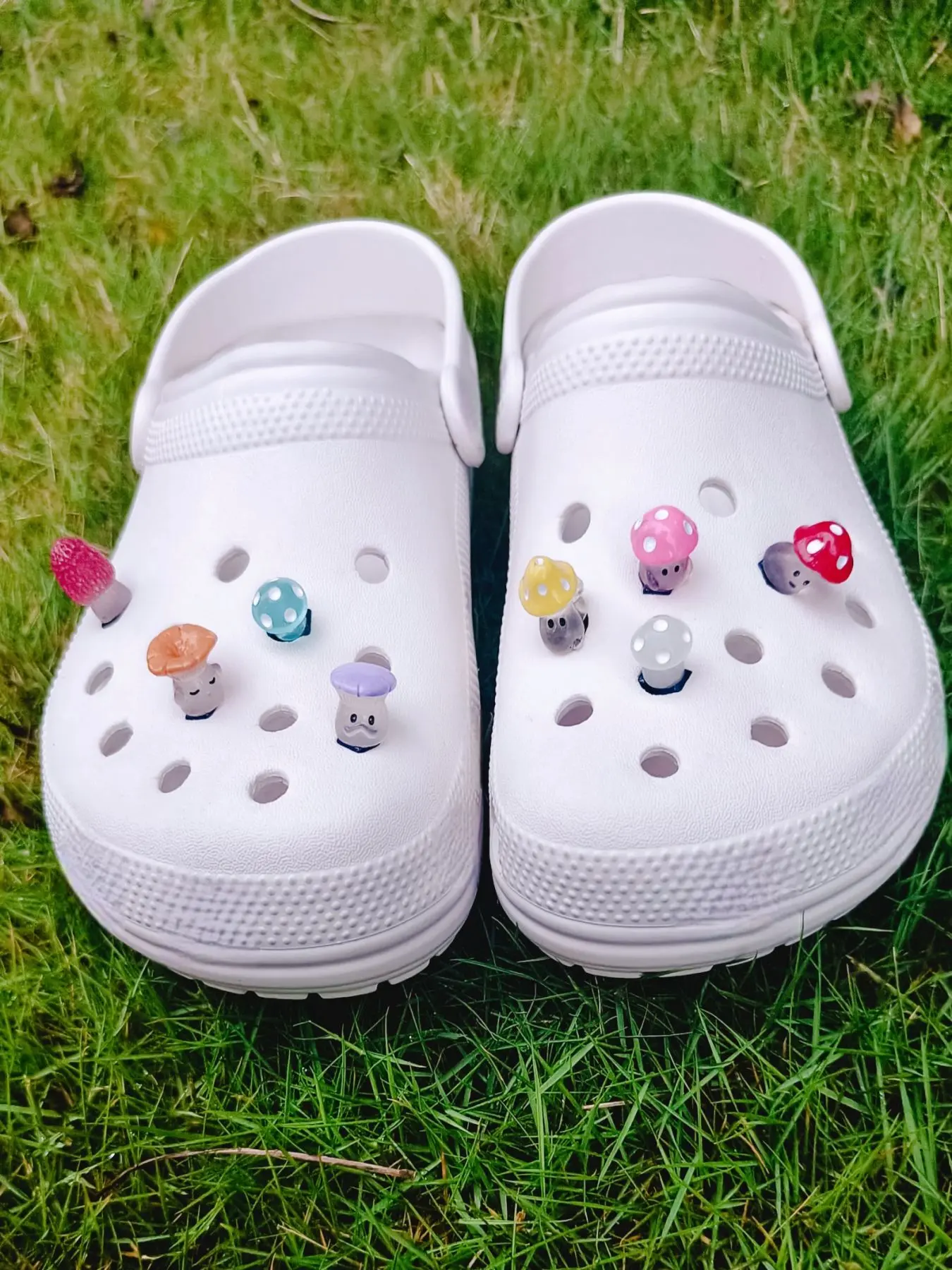 8-Pack Glow-In-The-Dark Mushroom Shoe Charms, Unisex Hole Shoes Accessories Set, Cute 3D Resin Plant Mushrooms, Perfect Gift for Birthday Party Christmas