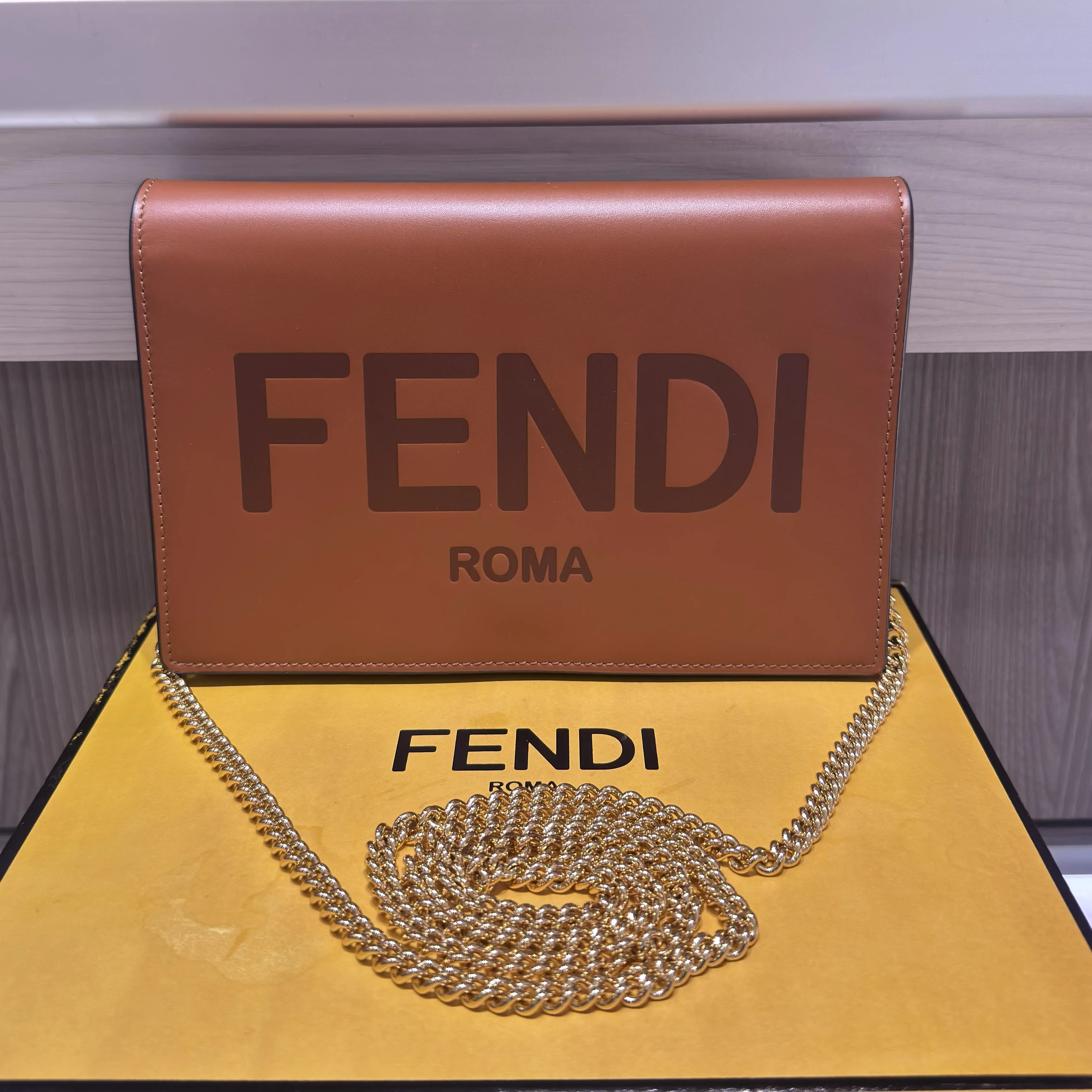 Pre-owned FENDI Brown Leather Crossbody Bags Signature Roma Logo Wallet on Chain Crossbody Bag (2022)