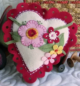 Lacey Heart Pin Cushion Sachet - Wool Applique Pattern