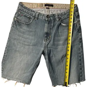 Tommy Hilfiger Men’s Denim Cutoff Shorts Size 34 Light Wash Distressed Raw Hem SHT10