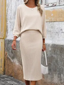 Two-piece set of women's loose beige pit stripe knitted long sleeve crewneck top + skirt set, suitable for autumn and winter, suitable for retro commuting style, daily casual style and other styles, fitted