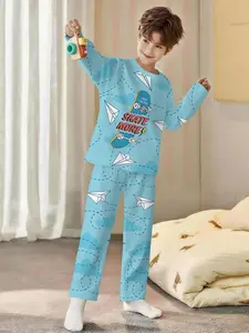 Skateboard paper airplane! Light blue background fresh sporty style 2-piece boys' digital printed long-sleeve pajamas with long sleep pants, made of flame-retardant fabric. A fashionable, trendy, casual, comfortable and soft pajama set, suitable for sleep