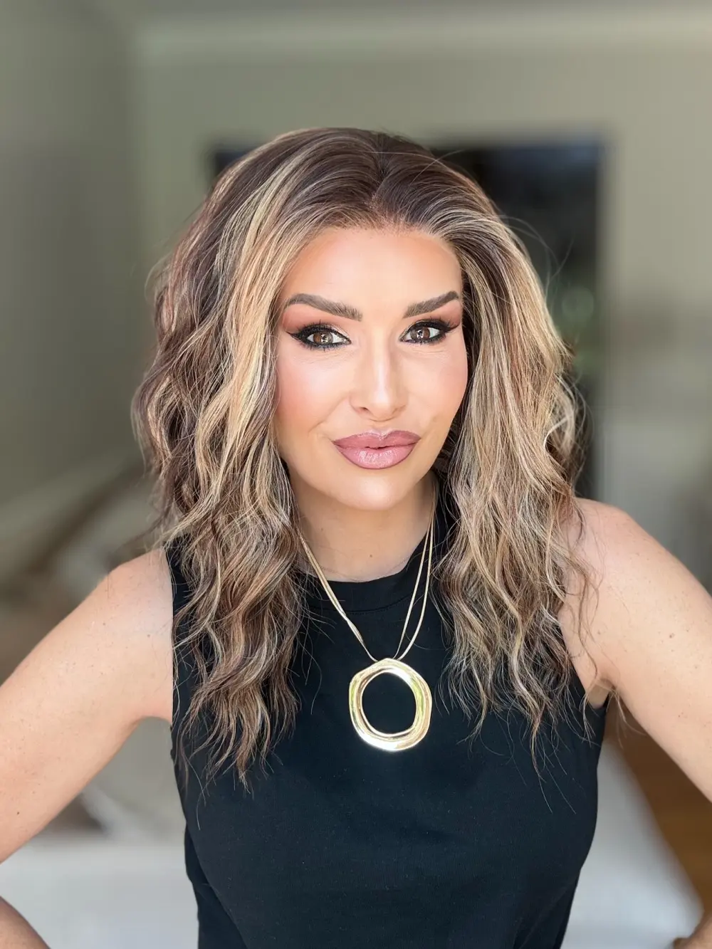 AISOM Chloe Sunlit Mocha Short Water Wave Free Part Lace Front Wig for Women 12 Inches with Scandinavian Hairline Low Density Daily Use