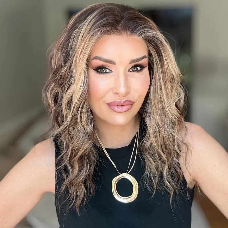 AISOM Chloe Sunlit Mocha Short Water Wave Free Part Lace Front Wig for Women 12 Inches with Scandinavian Hairline Low Density Daily Use