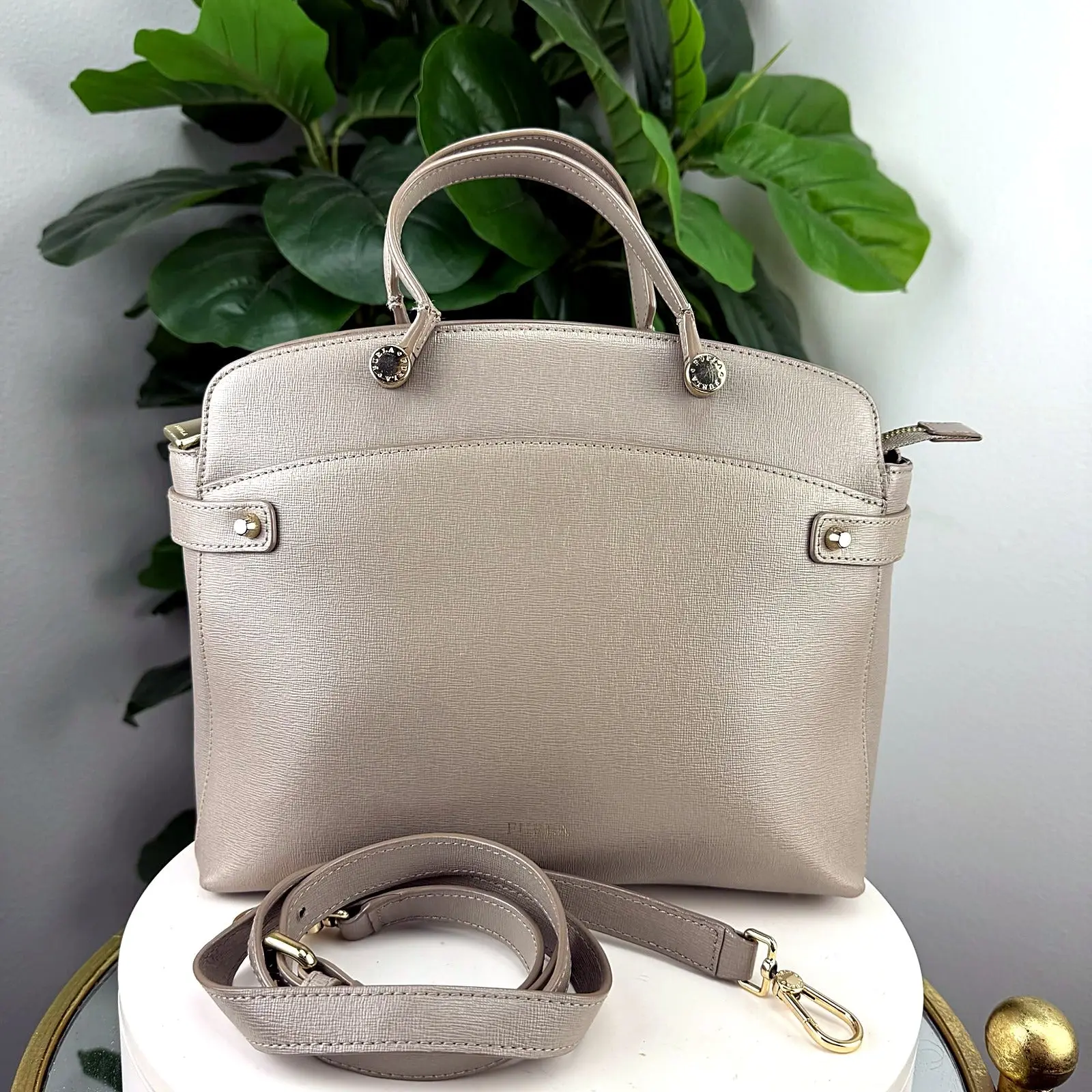 Pre-owned Leather Shoulder bags Furla Taupe Saffiano Satchel Good Shoulder Bag for Pre Loved Luggage & Bags Collection