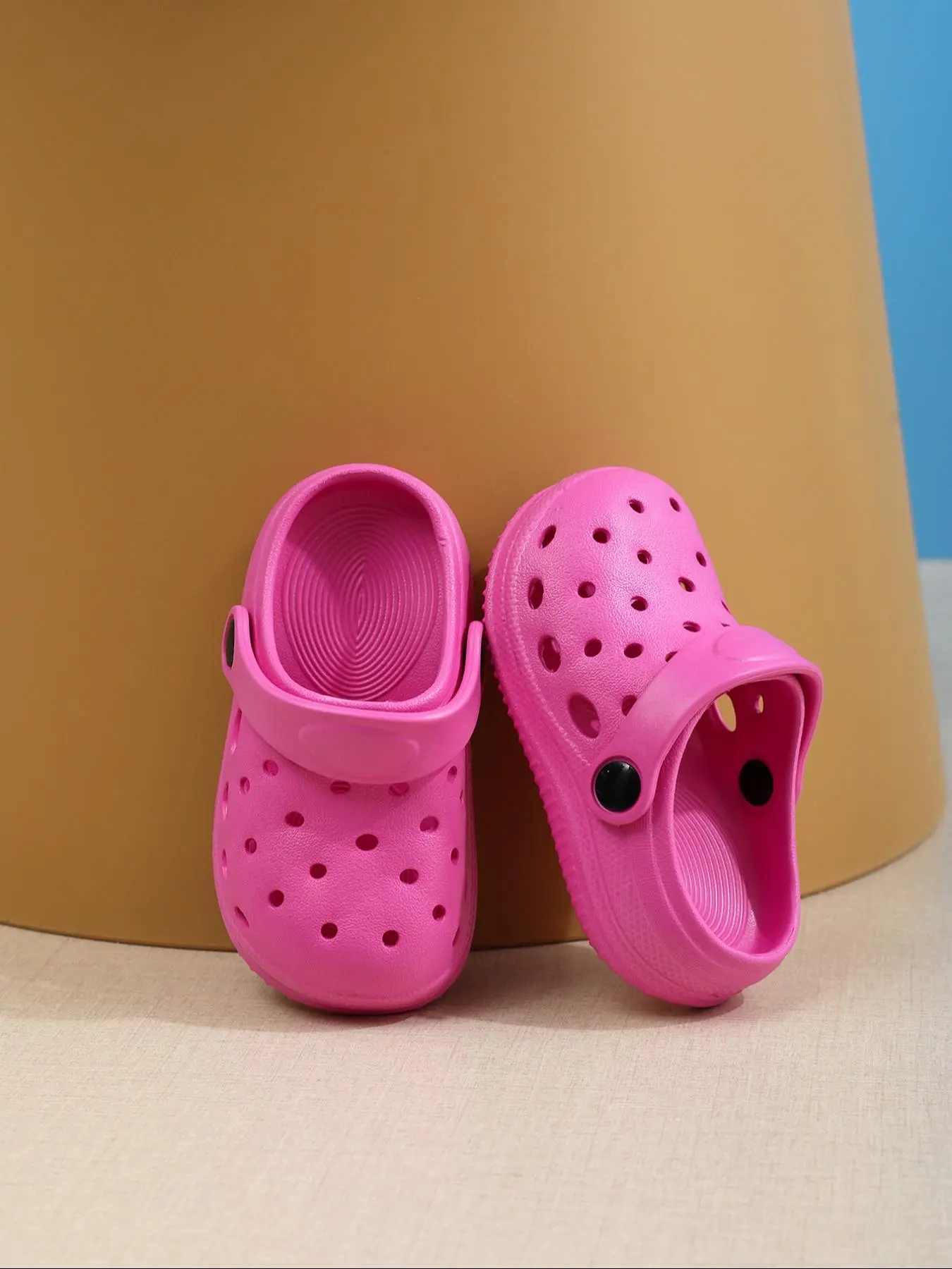 Unisex Cute Solid Color Hollow Out Textured Design Clogs, Casual Comfortable Non-slip Beach Slippers, Summer Barefoot Shoes for Indoor & Outdoor Wear