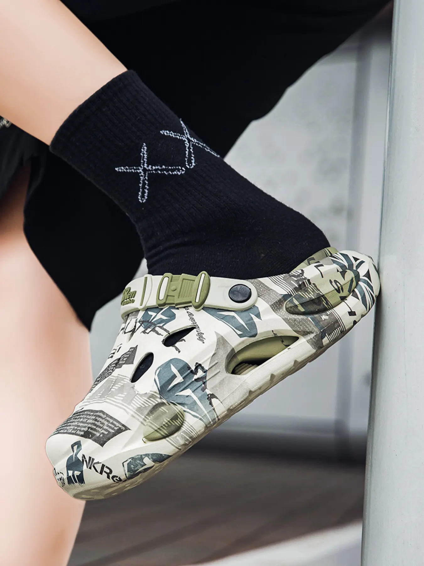 Unisex Camouflage Print Two-Way Wear Clogs for Women Men, Waterproof EVA Air Cushion Garden Beach Shoes, Adjustable Heel Strap Height Increasing Non-Slip Casual Outdoor Slippers for Shower Pool Daily Wear Walking Shoes