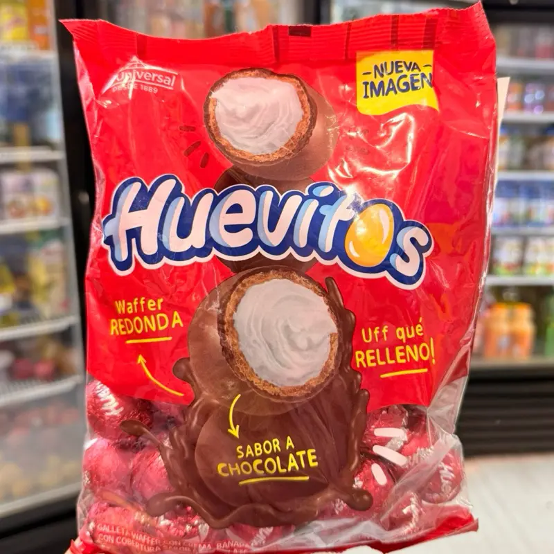 La Universal Huevitos Waffer Redonda Rellenos sabor a chocolate snack