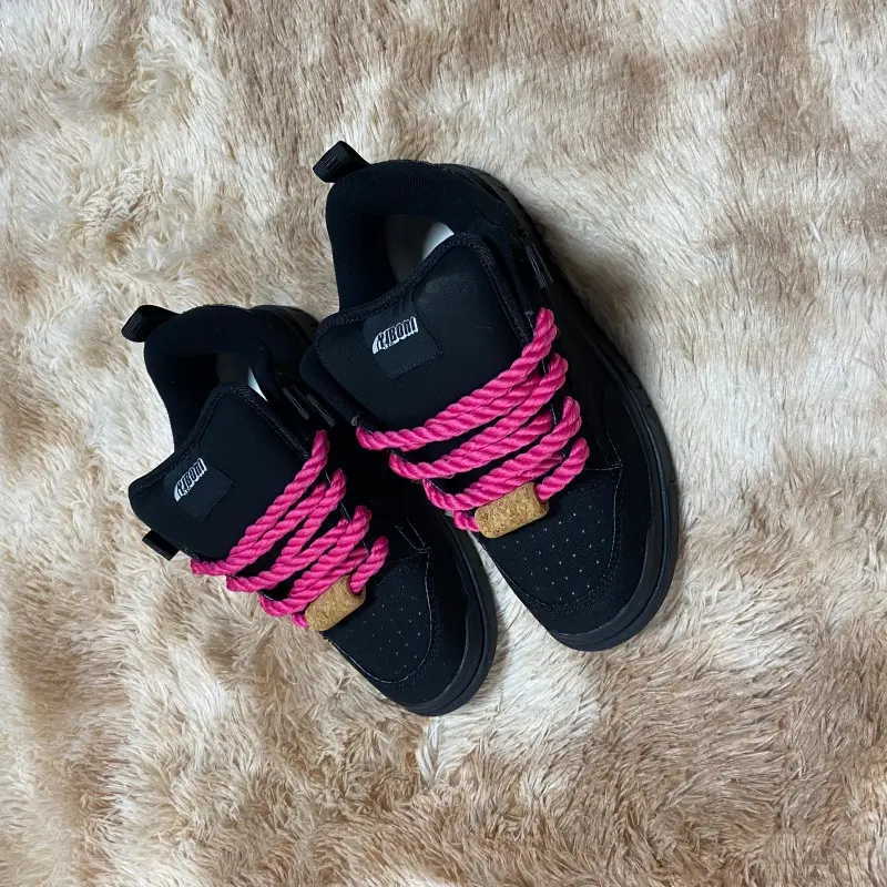 Black Warrior sneakers — retro outdoor men’s shoes with rose-red laces, thick tongue, solid black “bread” casual shoes, athletic skate shoes, versatile streetwear, trendy footwear