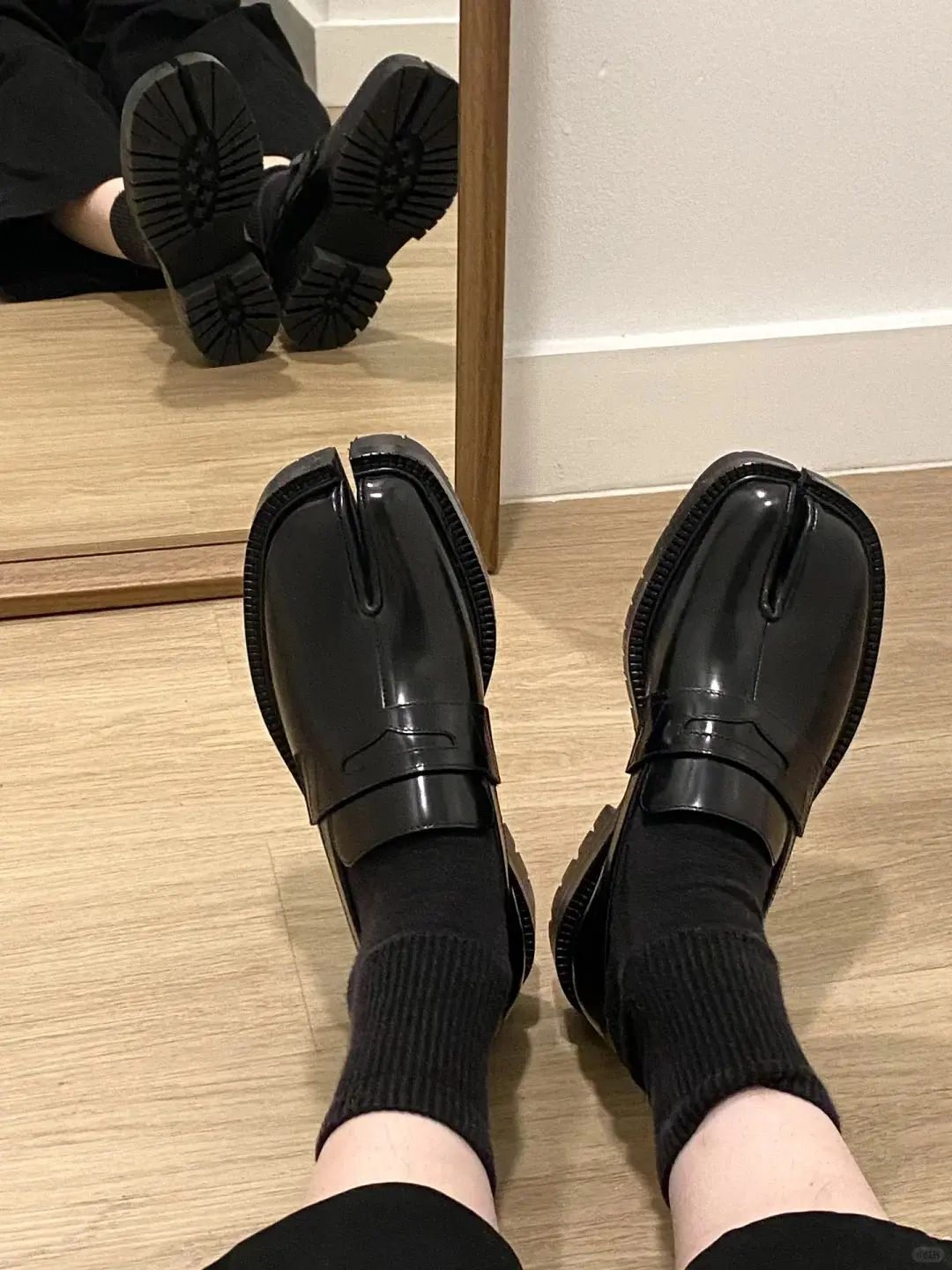 Unisex platform loafers, glossy patent leather slip-on shoes, available in black, burgundy, and dark green, non-slip grooved sole, retro style, suitable for street wear, commuting, everyday walking, pairs well with long pants and half-length outfits.