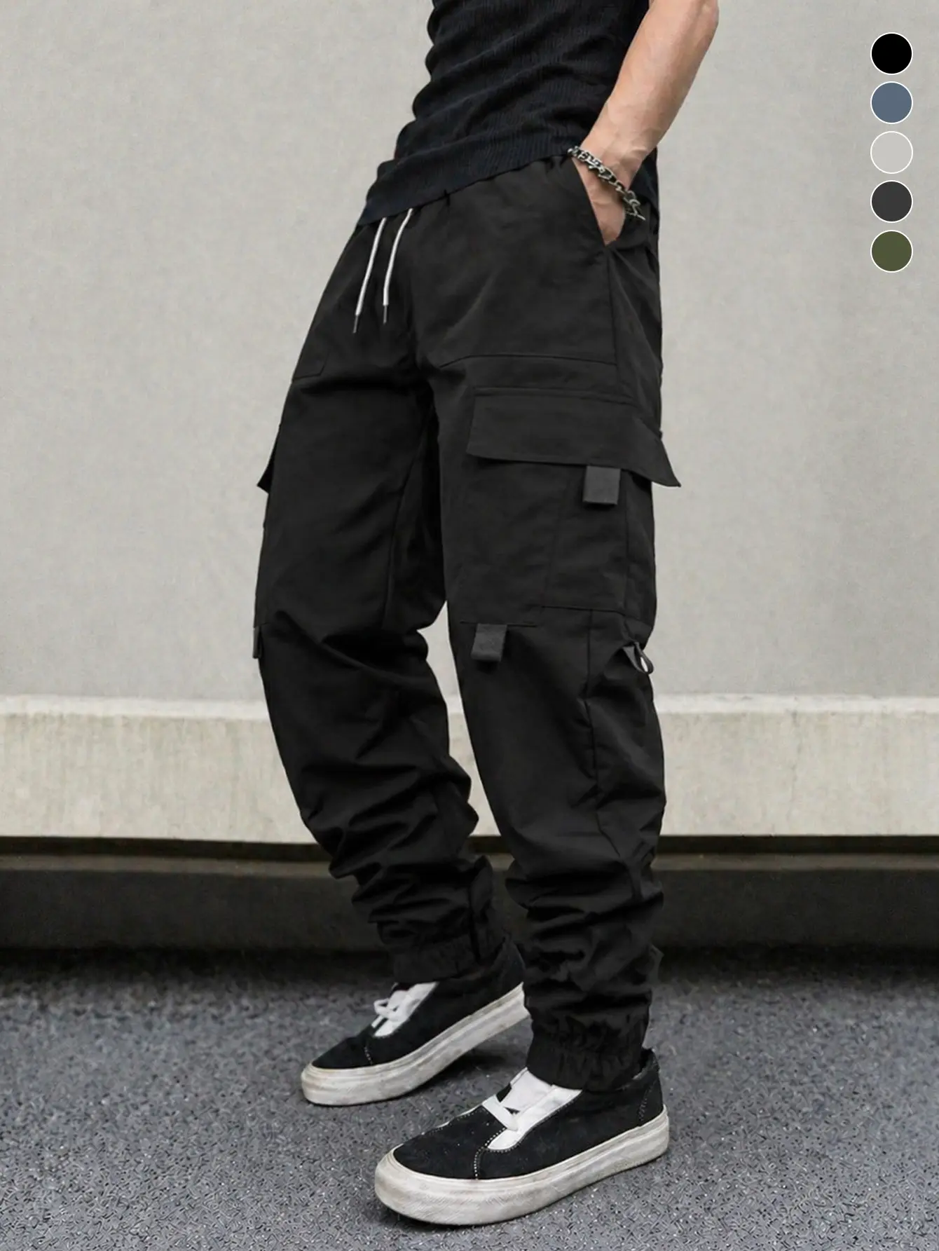 Men’s black cargo jogger pants — functional workwear, street casual style, elastic waistband, quick-drying, multi-pocket design; campus trendy style, American high-street, Y2K retro; suitable for commuting and casual wear.