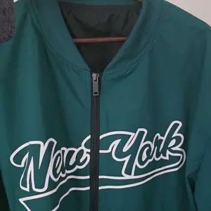 Letter print men's light and thin sports jacket, casual campus baseball jacket, spring and autumn daily wear, non-thick design, suitable for commuting and light outdoor activities