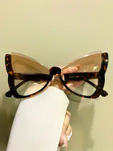 Elegant Women's Butterfly Frame Glasses, High-End Fashion Decorative Eyewear, Unique Design for Ladies, Classic Fashion Glasses