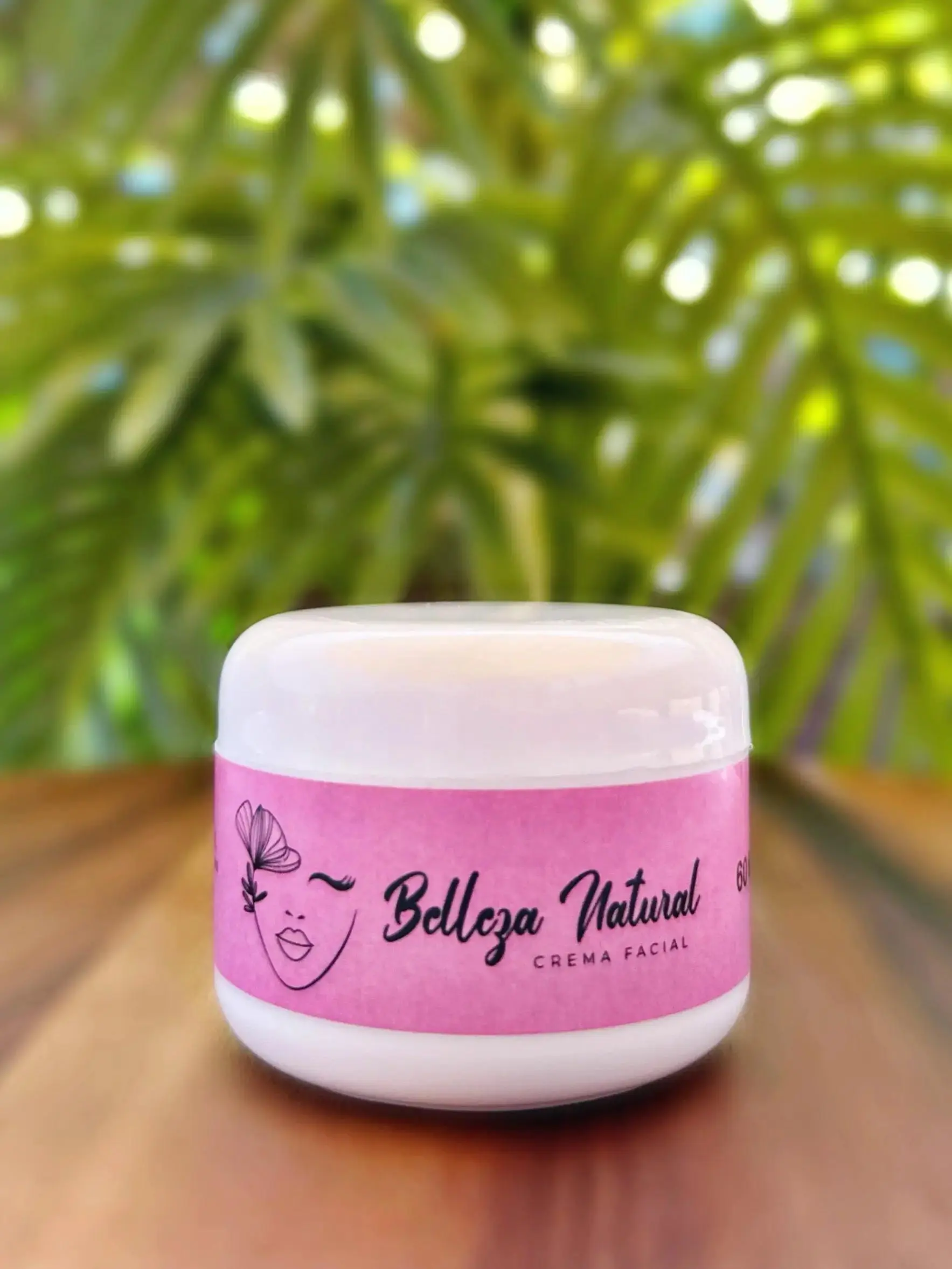 Belleza Natural Crema hidratante aclaradora,Hidrata la piel, , aclara la piel, para todo tipo de piel. se puede utilizar de dia y denoche. Cada crema contiene 60ml de producto