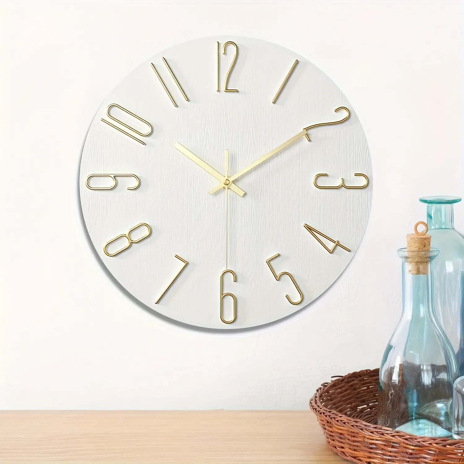 A Stylish and Simple White Round Wall Clock with 3D Golden Numbers, Wood Grain Pattern, Battery Powered Silent Quartz Clock, Living Room, Bedroom, Kitchen, Office, Home Decor, Wall Decoration, Ideal Birthday Gift (excluding AA Batteries)