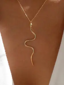 Elegant Snake-Shaped Pendant Necklace, Zinc Alloy Chain, Perfect Gift for Girlfriend, Casual Style Jewelry for All Seasons
