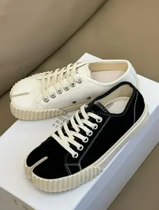 Unisex canvas sneakers with split toes (tabi design), retro low-top casual shoes with a cookie sole, black/white