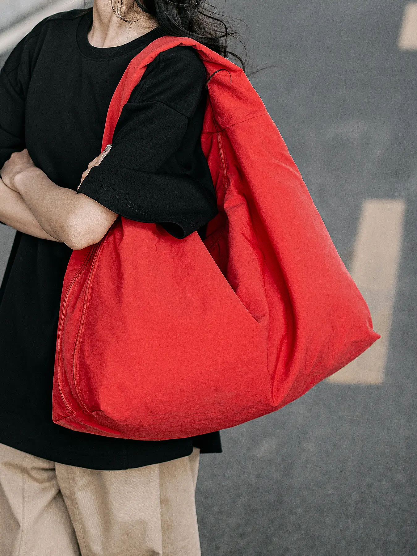 Street fashion triangle tote bag, light and large capacity, simple solid color shoulder bag, casual shopping bag, versatile shopping bag for daily travel, Lightweight shopping bag